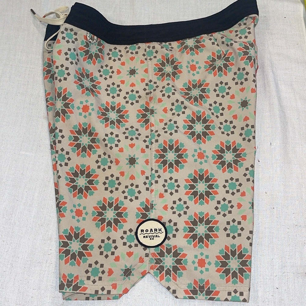26102 ROARK REVIVAL BOARD SHORTS SIZE 34 Aztec pastel print EUC